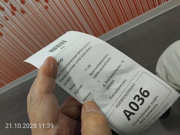 Vuoronumerolappu rokotuksen ajanvaraukseen Kirkkonummen hyvinvointikeskuksessa tiistaina 21.10.2025. 